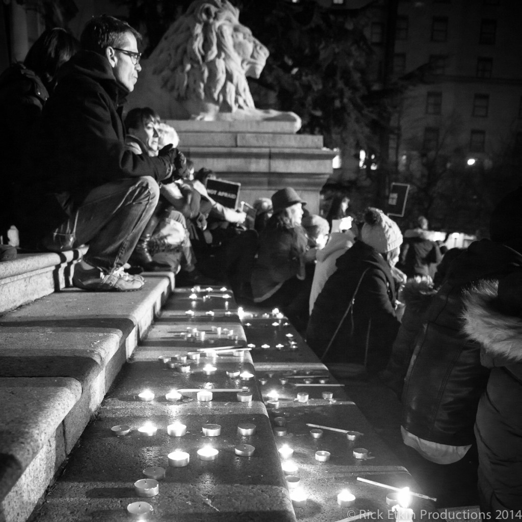 "Je Suis Charlie' Slient Vigil at Vancouver Art Gallery Jan 7 2014